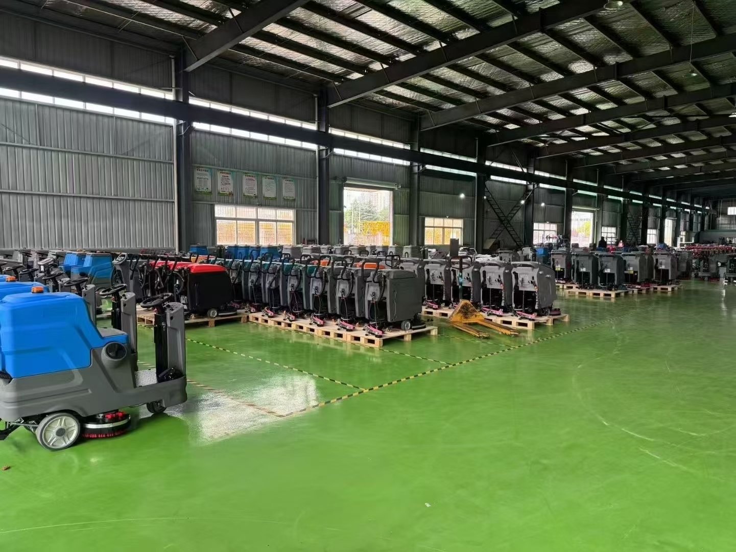 Tuohuangxing floor scrubber production workshop